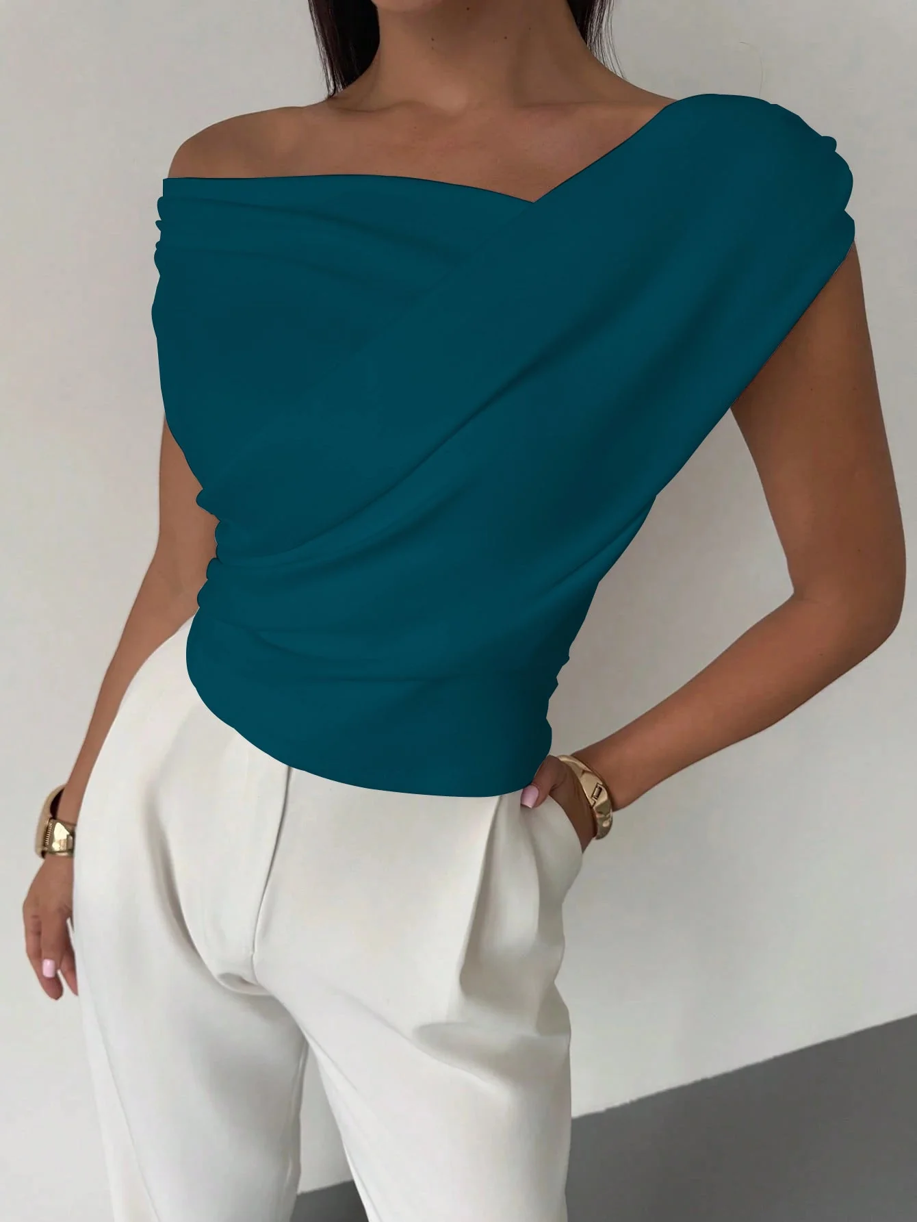 2025  solid color sleeveless T-shirt women's simple style oblique shoulder slimming sleeveless short top - Image 8