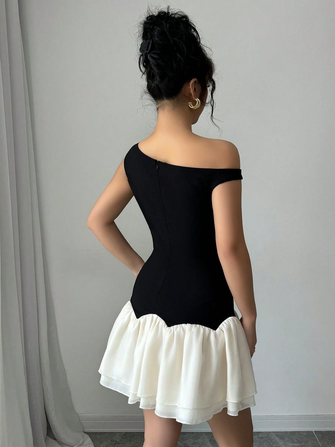 Dark And Light Color Block Woven Twill Splicing Organza Design Sleeveless Asymmetric Off-Shoulder New Women's Black Short Dress - Image 3