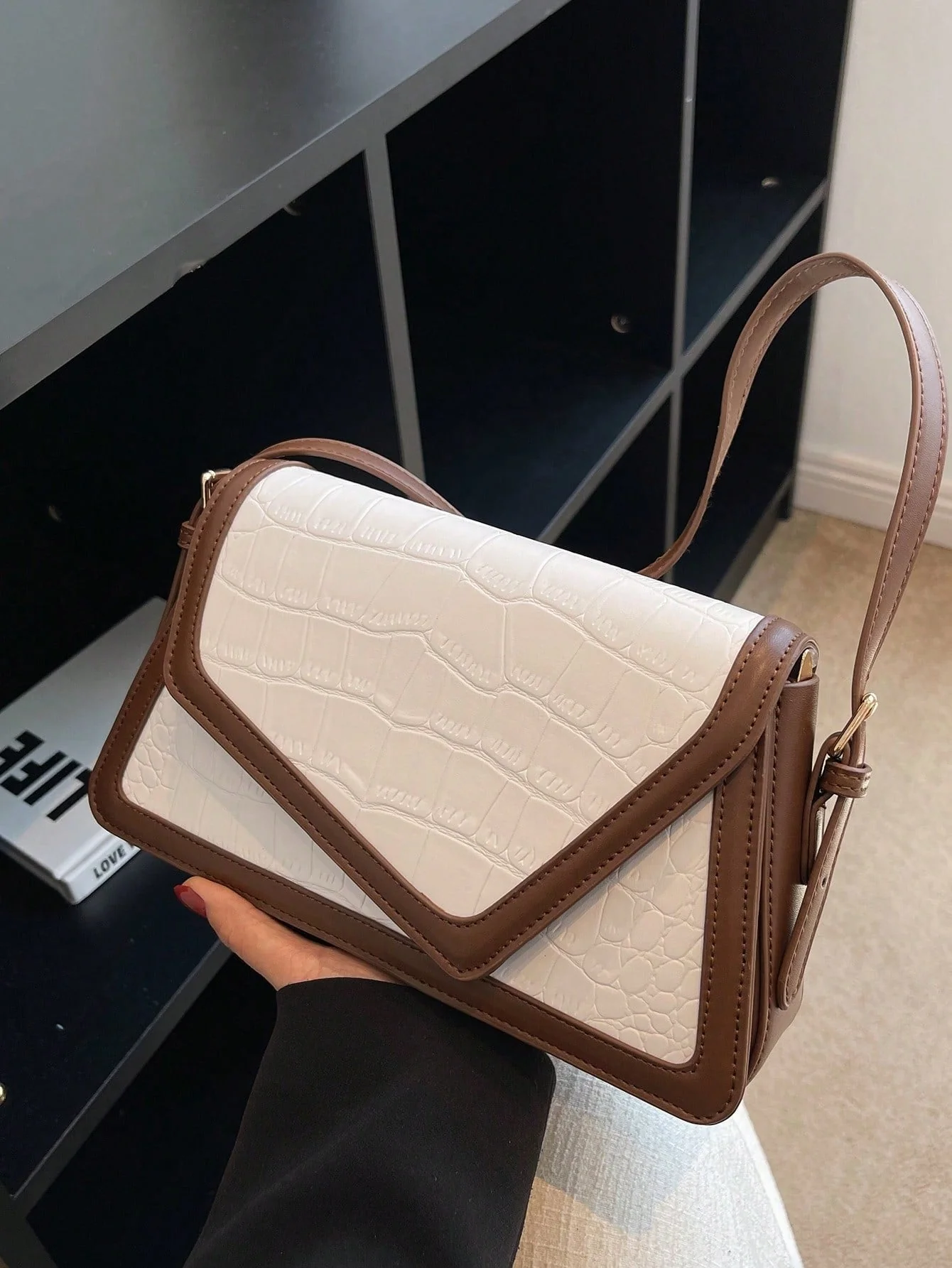 Multicolored Crocodile Pattern Single Shoulder Bag - Image 3