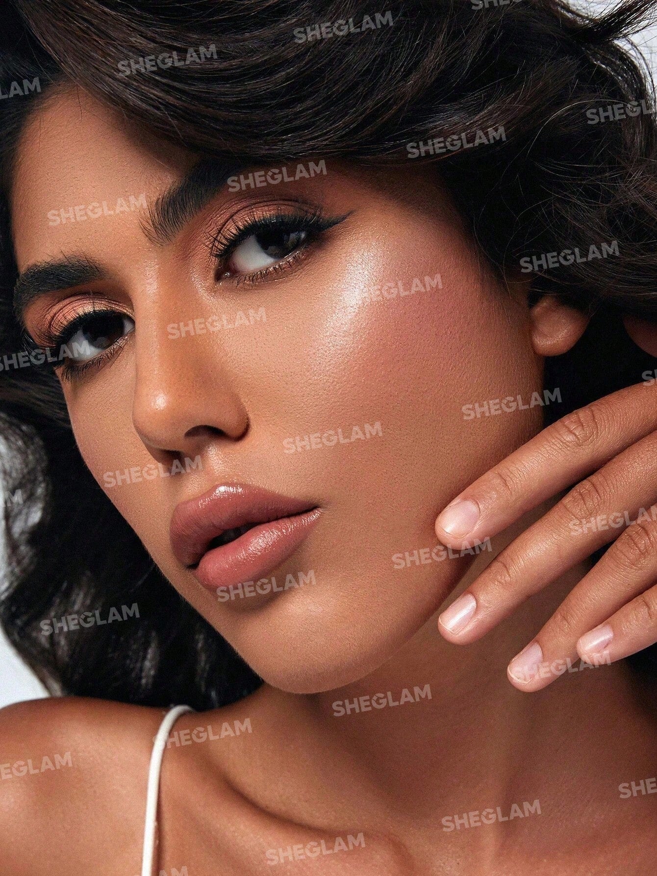 SHEGLAM Glam 101 Hybrid Highlighter & Blush Duo-Seville - Image 11