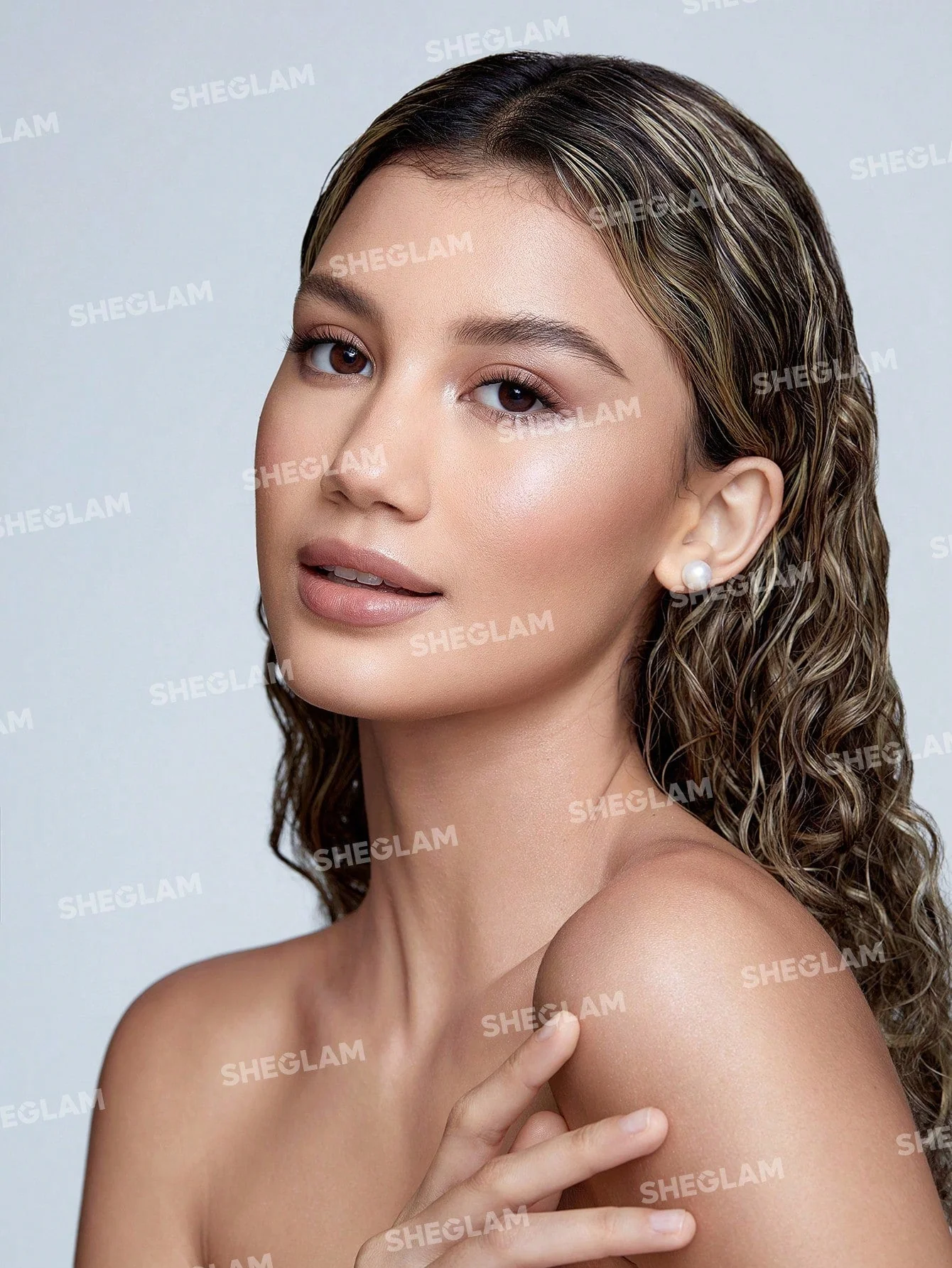 SHEGLAM Snatch 'n' Glow Stick-Vanilla Frost Cream Highlighter Makeup Stick (FD) - Image 11