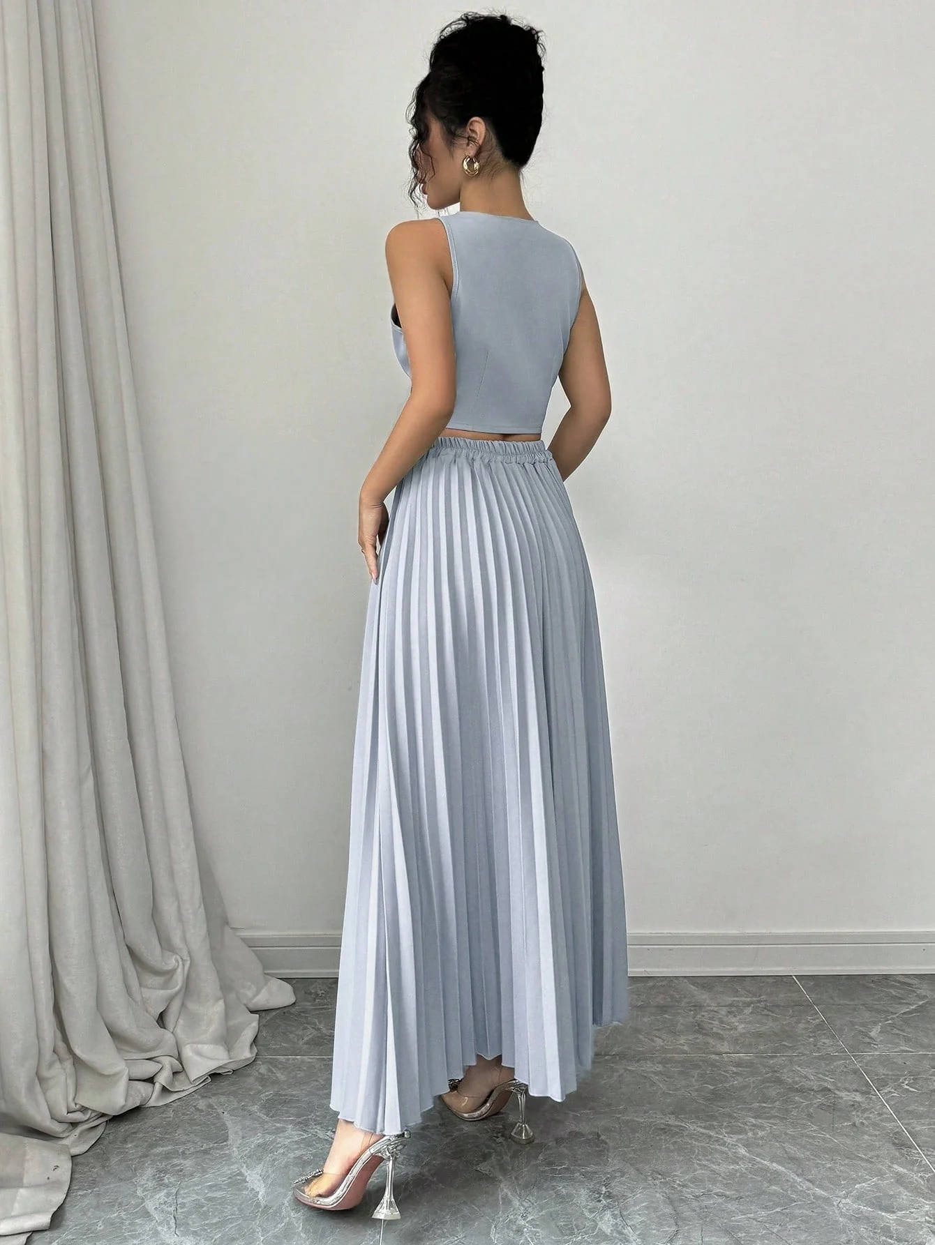 Sleeveless Open Front Cropped Top With 3D Floral Design & Pleated Mini Skirk - Image 2