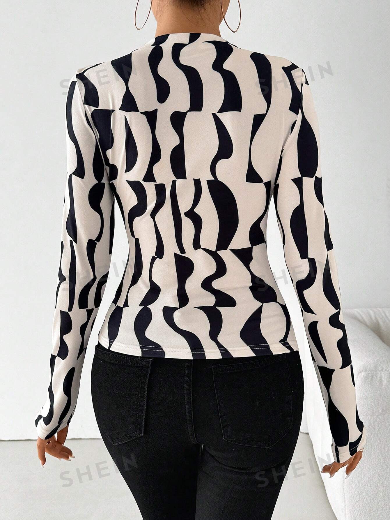 SXY Geometric Print Ruched Stand Collar Long Sleeve T-Shirt - Image 3