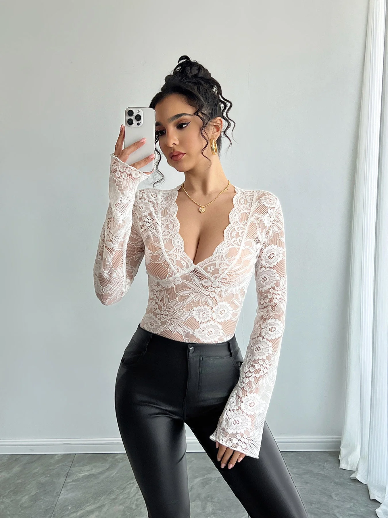 Women's solid color sexy lace slim V-neck long-sleeved T-shirt top - Image 6